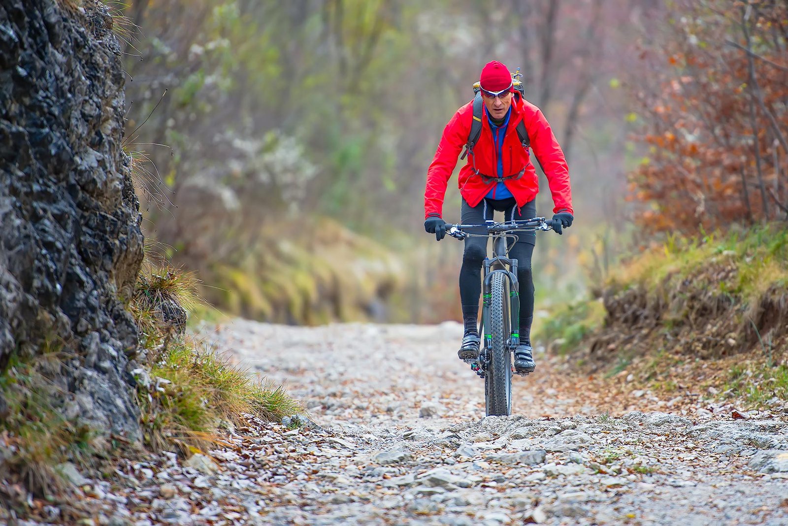 biker with mountain bike bd34ny5